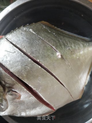 红烧鲳鱼的做法步骤：1