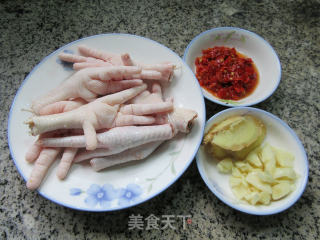 酸辣鸡爪的做法步骤：1