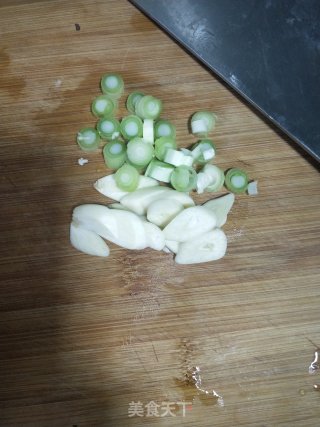 麻辣味菜花炒木耳的做法步骤：2