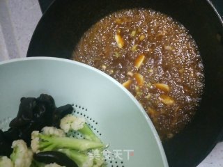 麻辣味菜花炒木耳的做法步骤：6