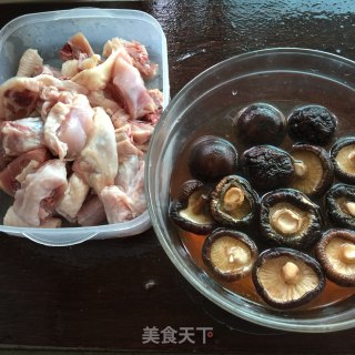 香菇蒸鸡的做法步骤：1