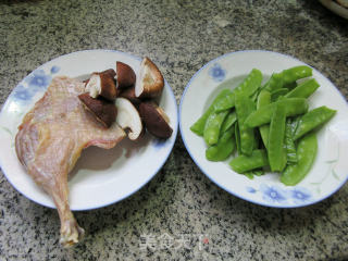 香菇荷兰豆煮腊鸭腿的做法步骤：1