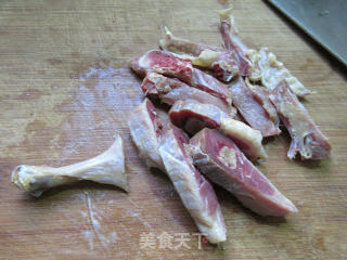 香菇荷兰豆煮腊鸭腿的做法步骤：2