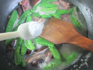 香菇荷兰豆煮腊鸭腿的做法步骤：5