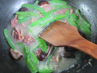 香菇荷兰豆煮腊鸭腿的做法步骤：6