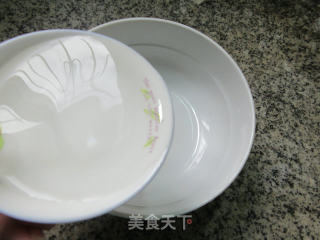黑木耳卧蛋的做法步骤：2