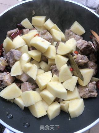 土豆焖排骨的做法步骤：10