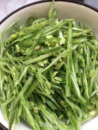 花肉炒扁豆丝的做法步骤：3