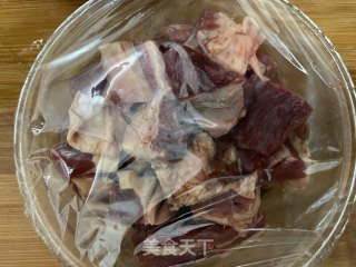 电饭煲版小锅炖牛肉的做法步骤：1