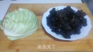包菜炒木耳的做法步骤：1