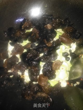 包菜炒木耳的做法步骤：8