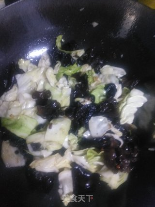 包菜炒木耳的做法步骤：9