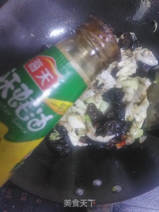 包菜炒木耳的做法步骤：12