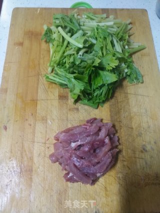 芹菜炒肉丝的做法步骤：1
