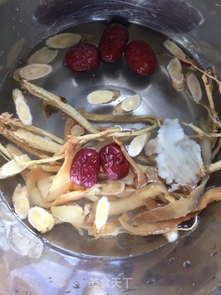 当归党参乌鸡汤的做法步骤：2