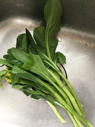 白灼菜心的做法步骤：1