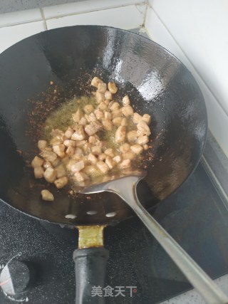宫爆肉丁的做法步骤：3