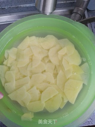 辣椒炒土豆片的做法步骤：2