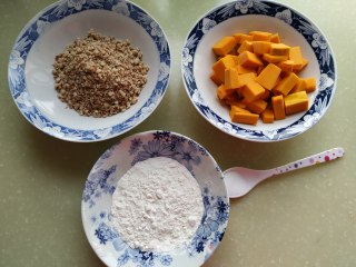 南瓜花生粥的做法步骤：1