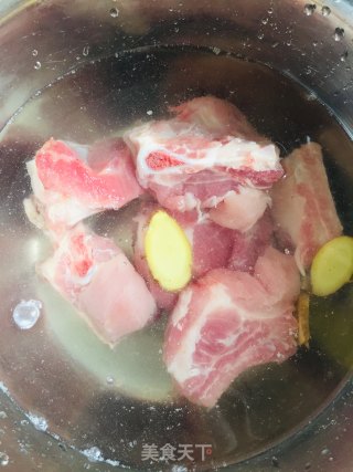 排骨莲藕花生汤的做法步骤：1