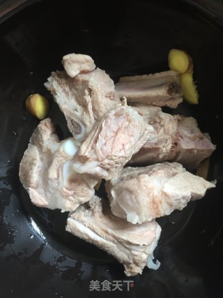 排骨莲藕花生汤的做法步骤：2