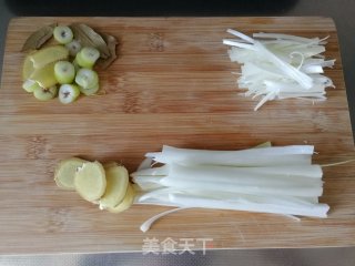 清蒸鲈鱼的做法步骤：1