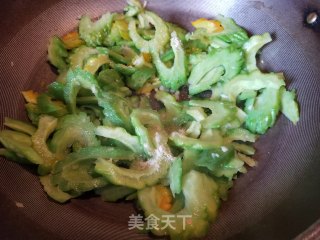 甜椒炒苦瓜的做法步骤：4