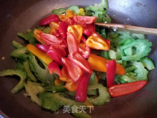 甜椒炒苦瓜的做法步骤：5