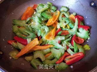 甜椒炒苦瓜的做法步骤：6