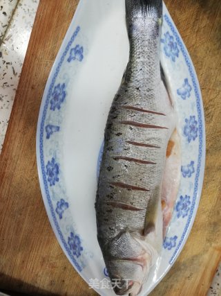 清蒸鲈鱼的做法步骤：1