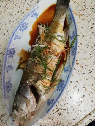清蒸鲈鱼的做法步骤：2