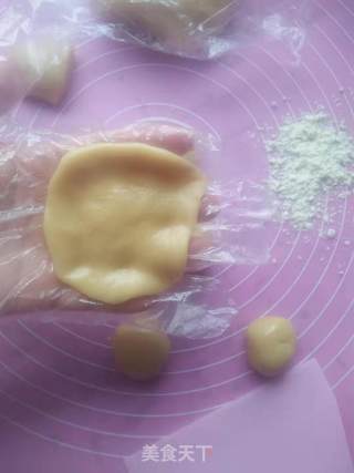 红豆沙月饼的做法步骤：10