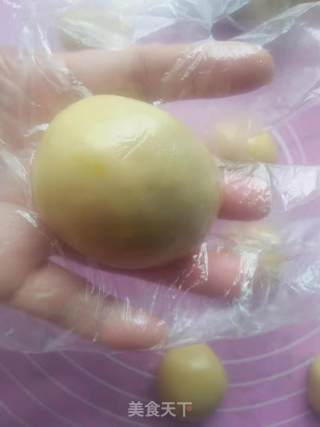 红豆沙月饼的做法步骤：12