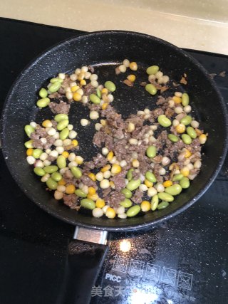 茄盅牛肉青豆玉米碎的做法步骤：3