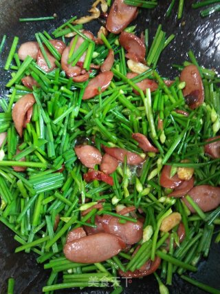 牛肉肠炒韭菜花的做法步骤：7