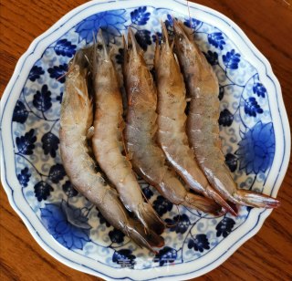 ????鲜虾清汤面????的做法步骤：2