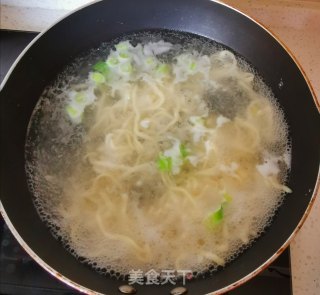 ????鲜虾清汤面????的做法步骤：6