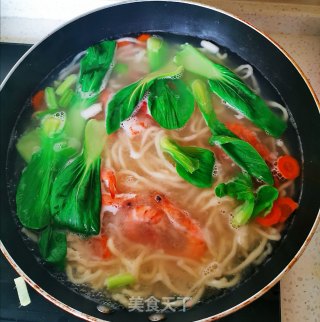 ????鲜虾清汤面????的做法步骤：7