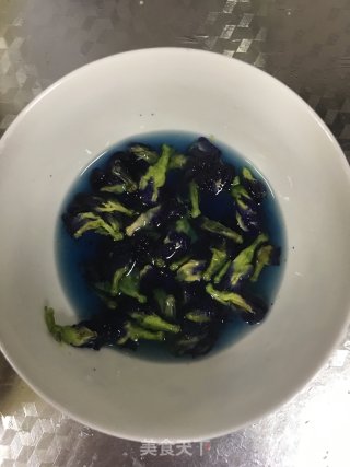 蝶豆花冰皮月饼的做法步骤：1