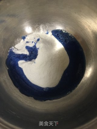 蝶豆花冰皮月饼的做法步骤：2