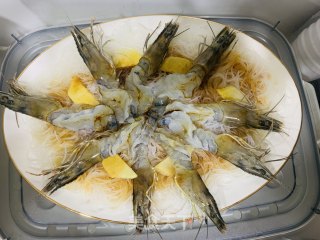 蒜蓉粉丝蒸虾的做法步骤：2