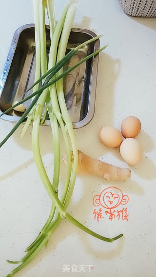 芹菜炒鸡蛋的做法步骤：1