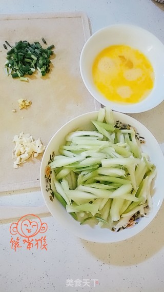 芹菜炒鸡蛋的做法步骤：2