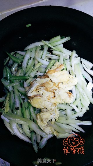 芹菜炒鸡蛋的做法步骤：6