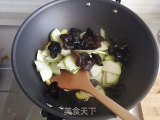 西葫芦炒时蔬的做法步骤：3