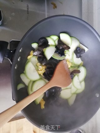 西葫芦炒时蔬的做法步骤：4