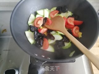 西葫芦炒时蔬的做法步骤：5