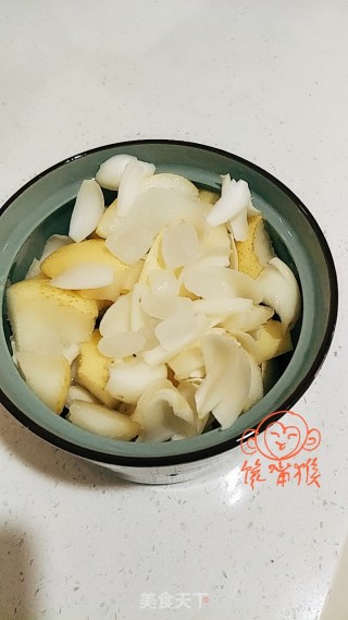 冰糖雪梨炖百合的做法步骤：3