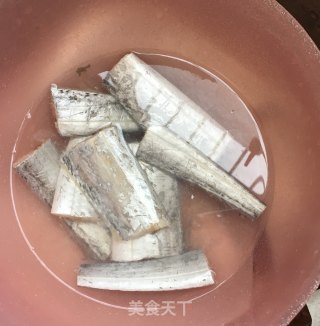 煎带鱼的做法步骤：1