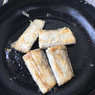 煎带鱼的做法步骤：9